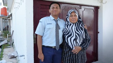 Temani Ibu Jualan di Kantin Saat Sekolah, Kini Fathan Lolos Kuliah Gratis di UGM